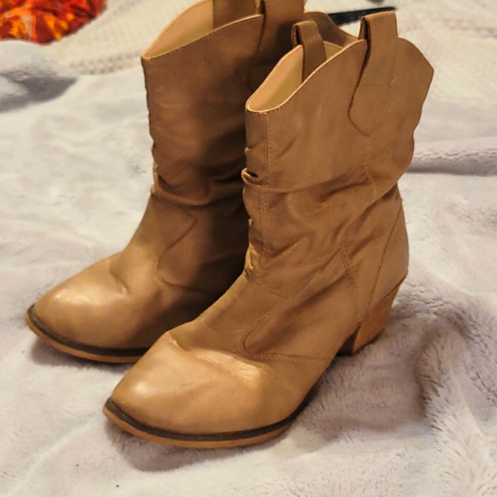 Wet seal size 8 beige ankle boots